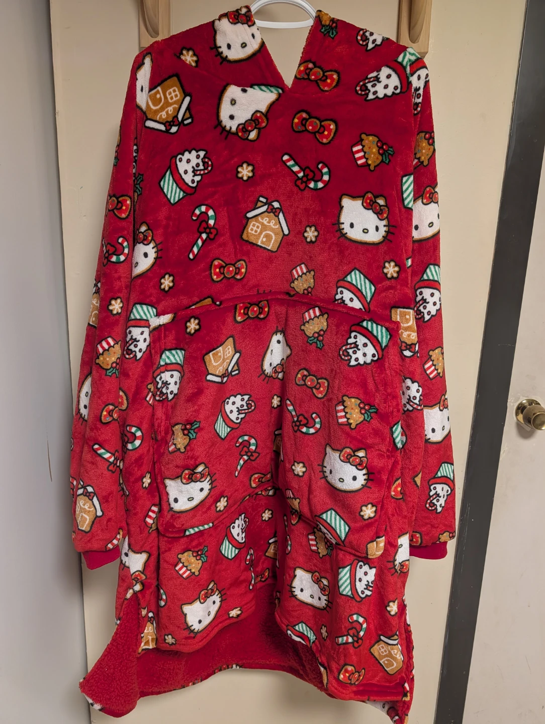 NEW Hello Kitty Holiday Wearable Blanket Hoodie Adult One Size - photo 2