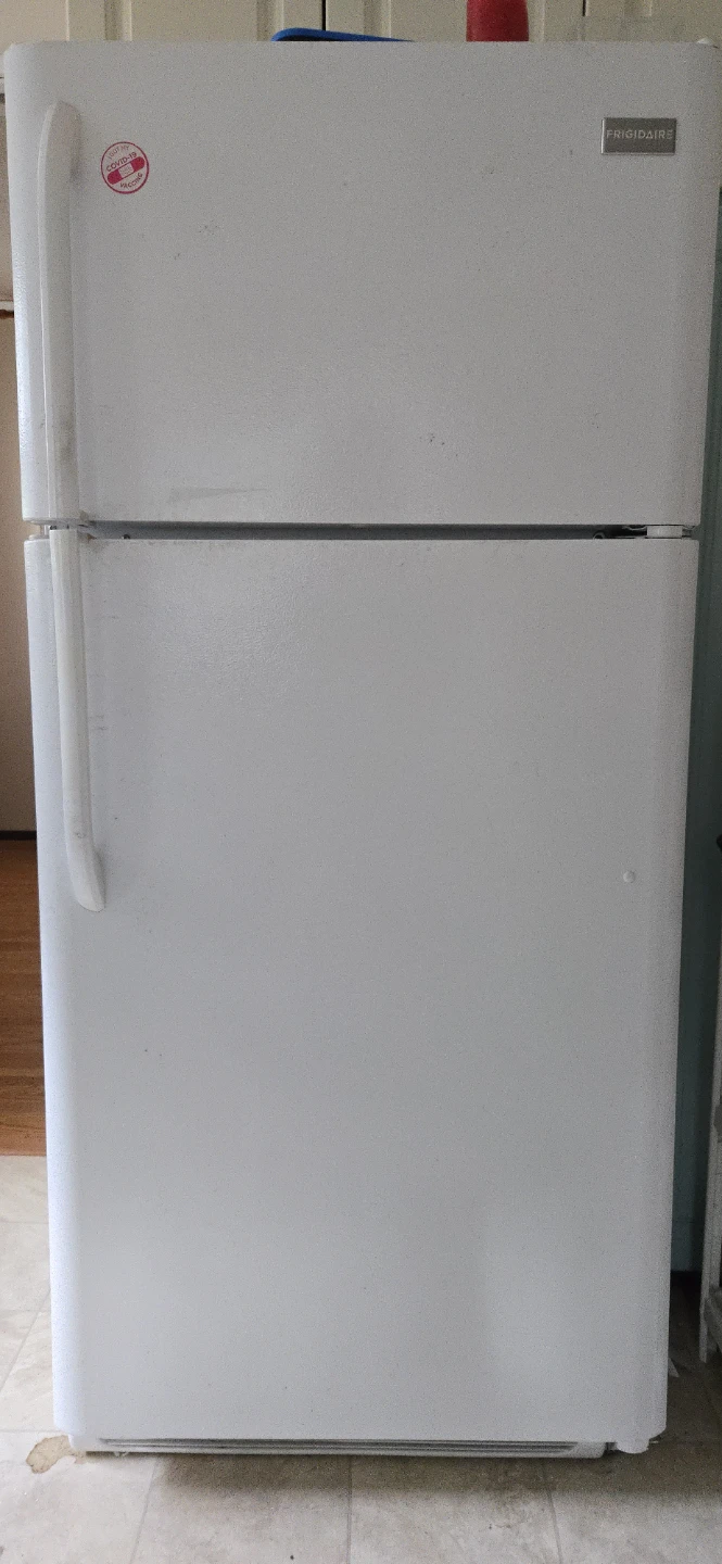 Frigidaire White Top-Freezer Refrigerator