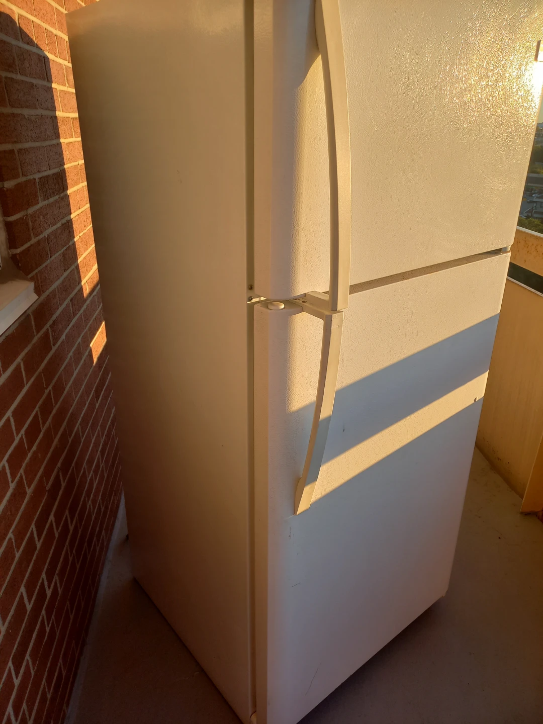 Large refrigerator with freezer - photo 3
