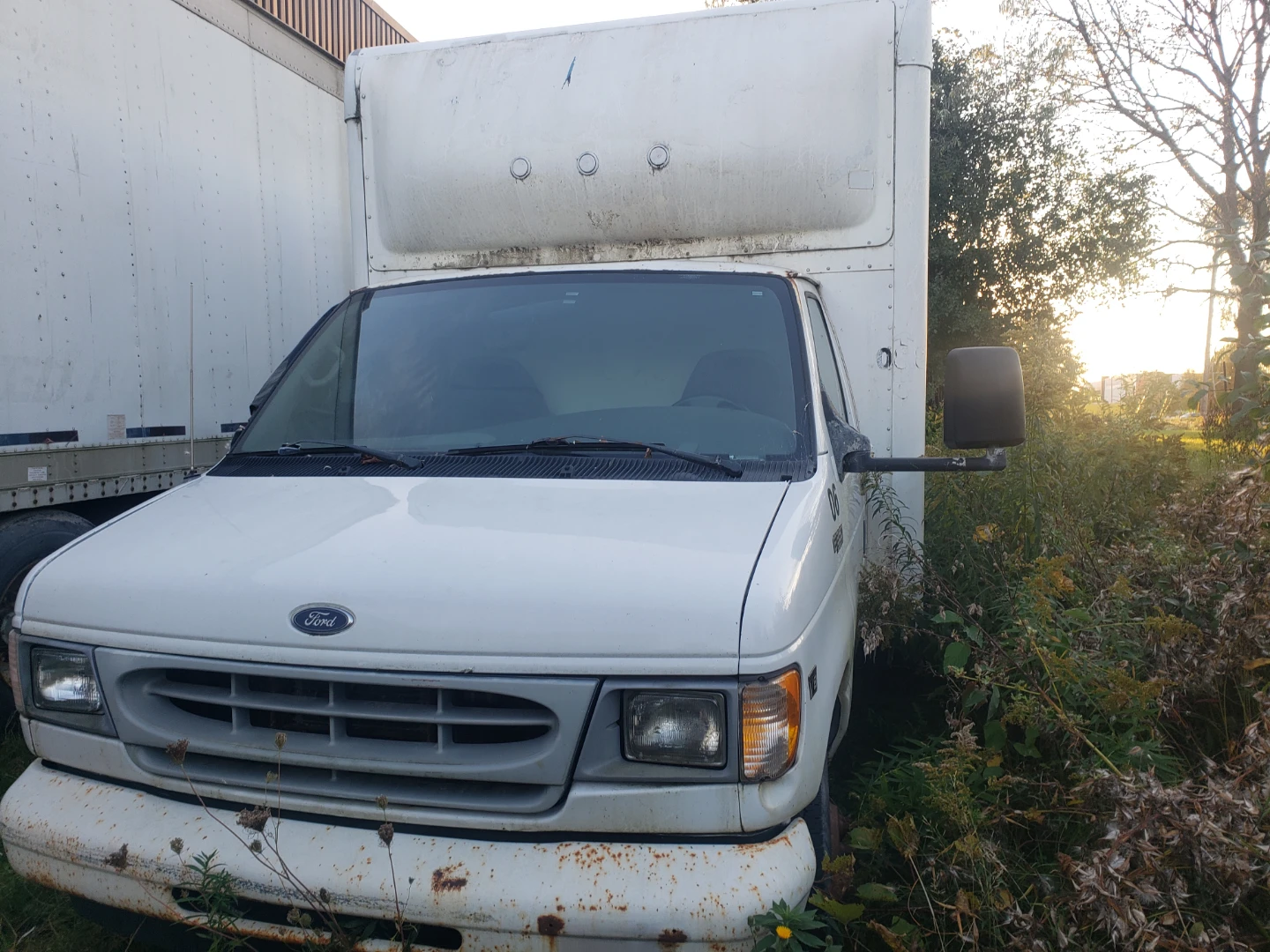 Ford E-450 Super Duty Unicell Box Truck - photo 4