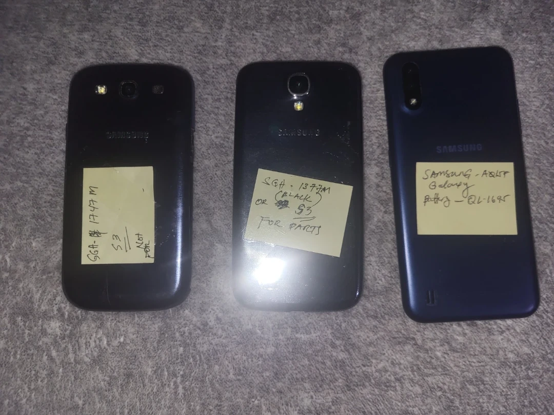 Samsung Galaxy Phones (Lot of 3) parts only - photo 2