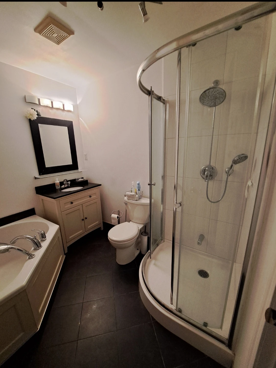 Châteauguay - chambre a louée/ room for rent - photo 3