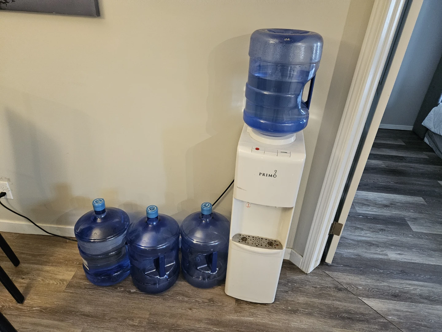 Primo water dispenser with 4 jugs - photo 2
