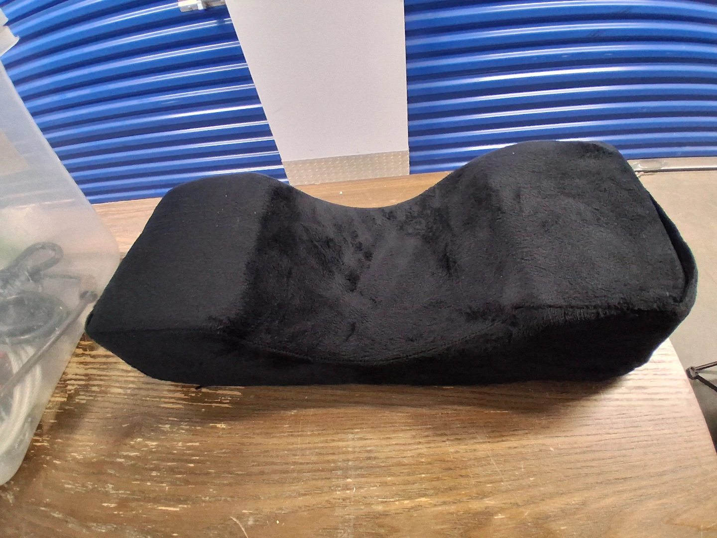 Black contoured orthopedic knee pillow