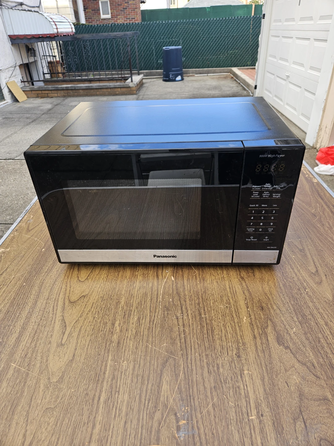 Panasonic 0.9 cubic 900 watts microwave