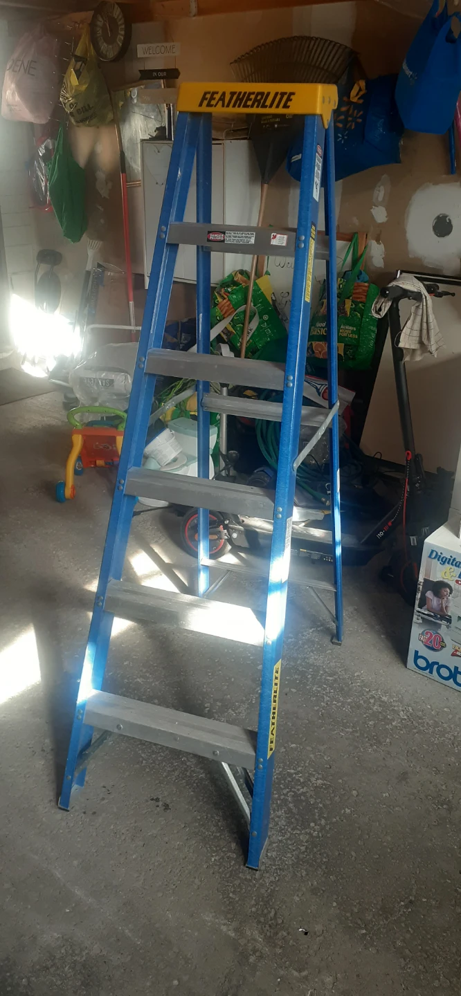 Lught weight 6-Foot Fibreglass Step Ladder