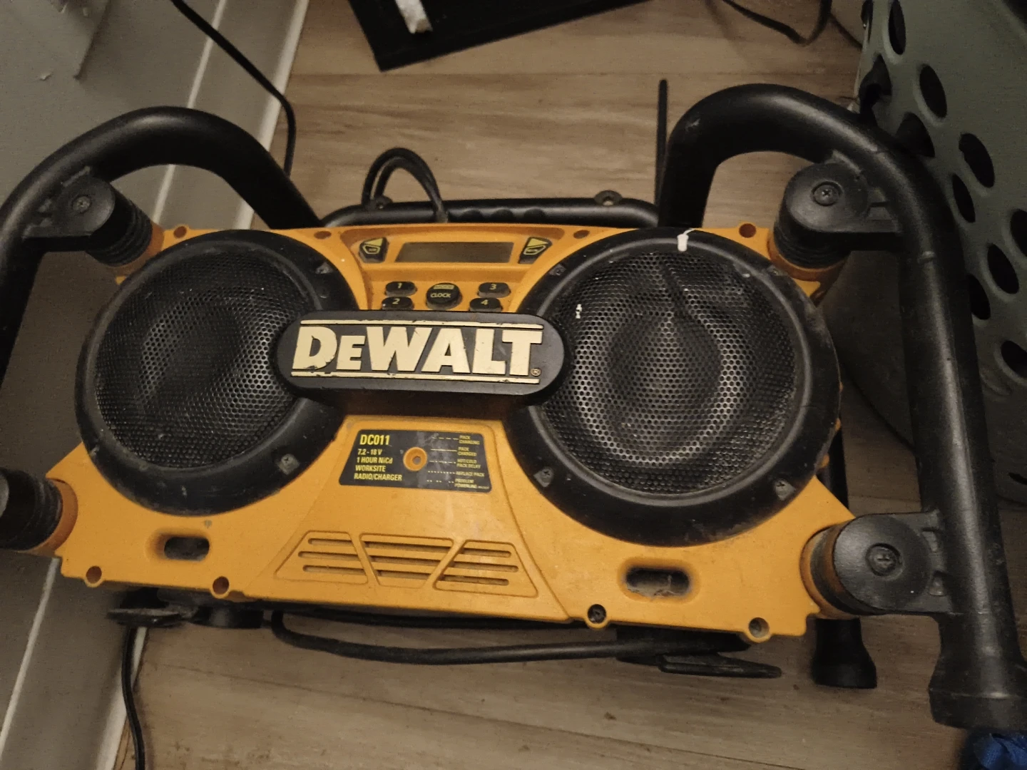 DEWALT DC011 Worksite Radio and Charger - photo 2