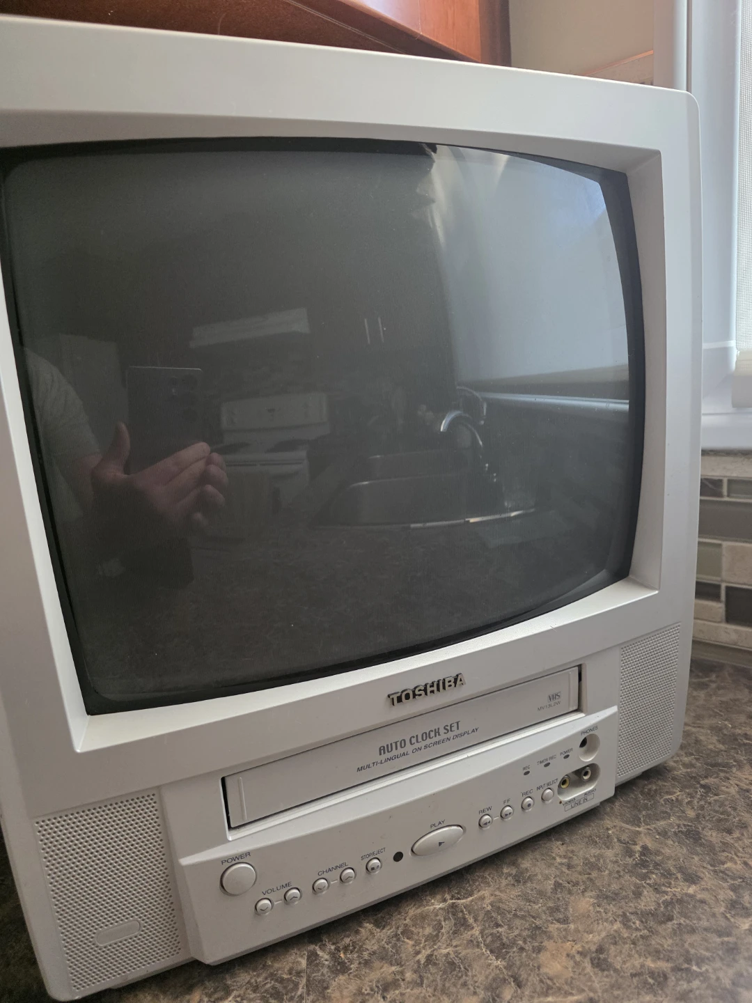 Toshiba MV13L2W TV/VCR Combination