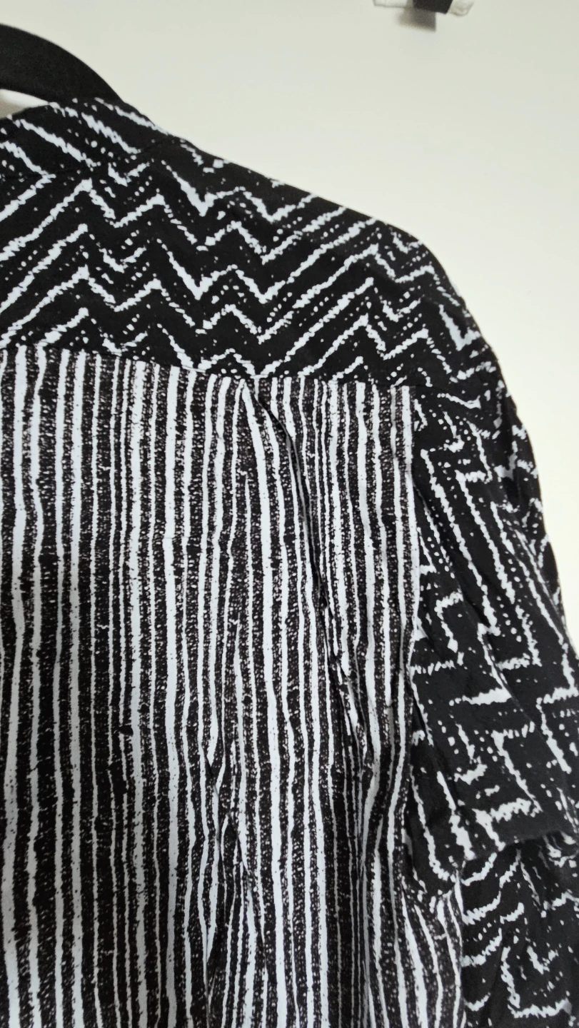 Black and White Patterned Tunic with belt, Size Medium - photo 3