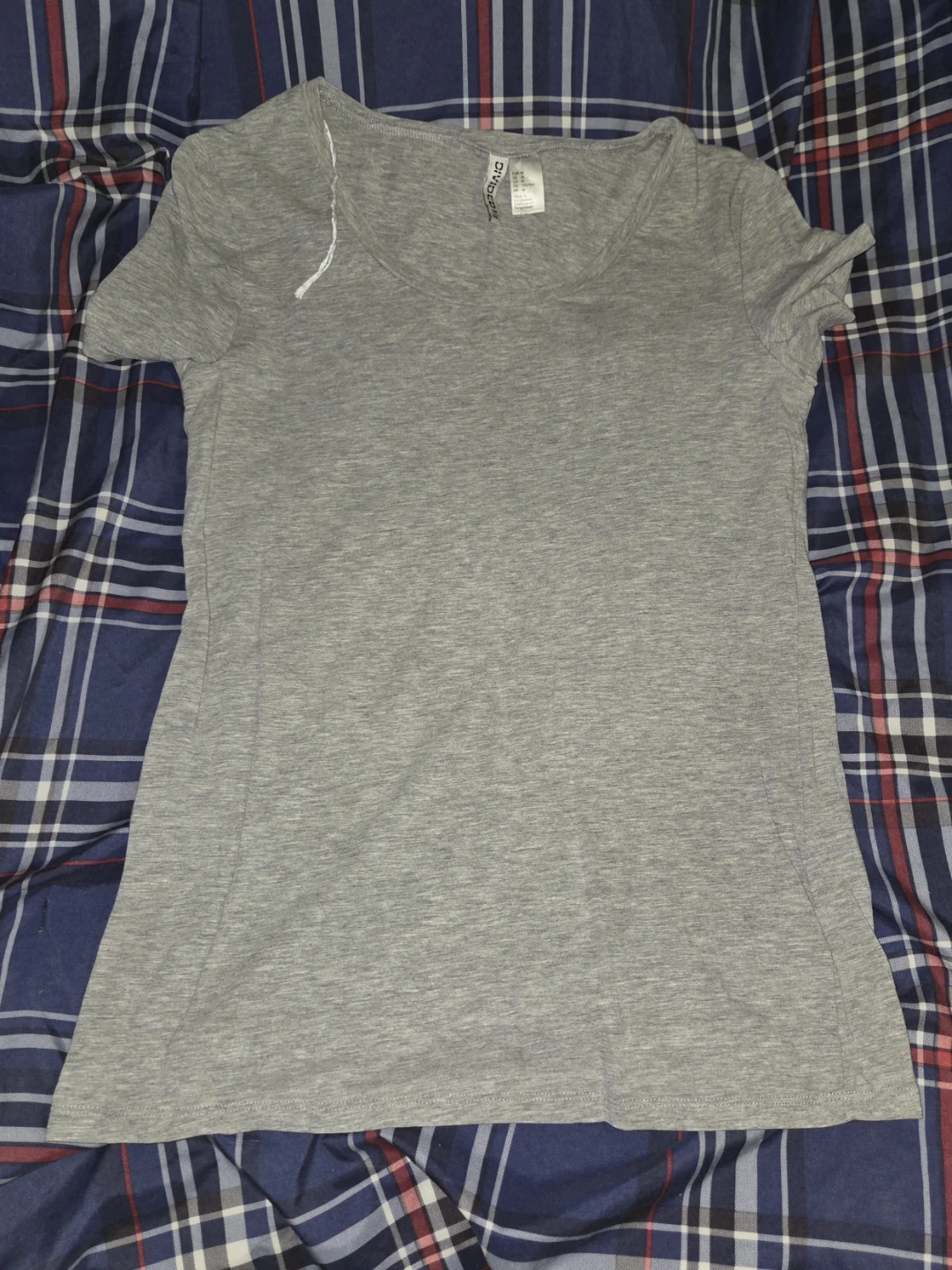 H& M Divided Basic Tee in a Women's M