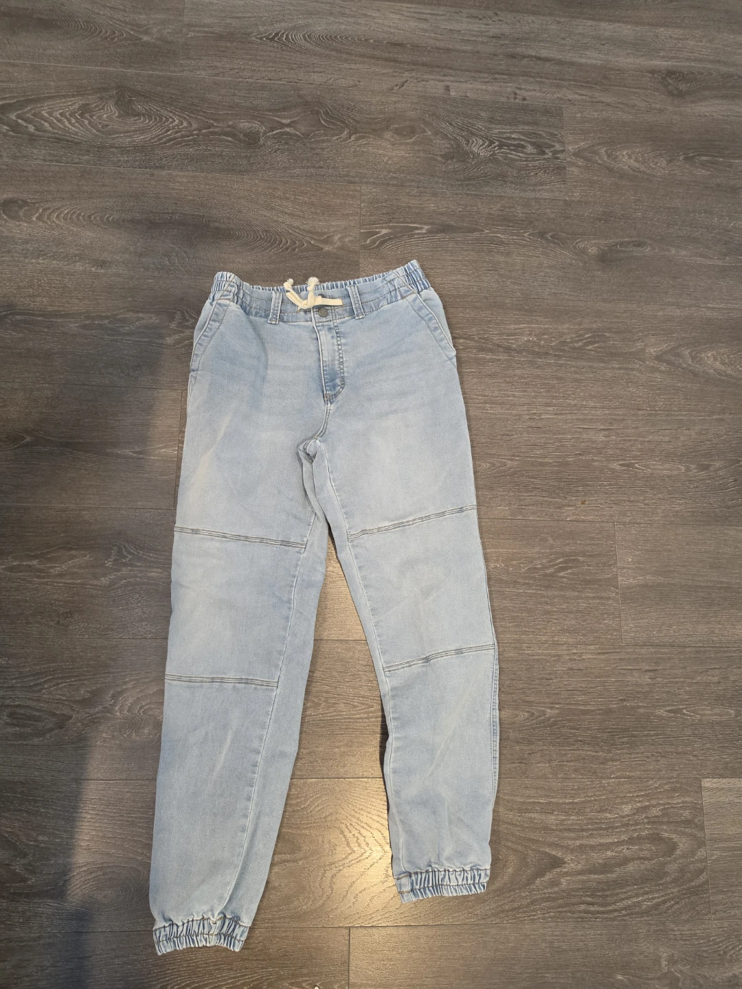 Light wash patch detail jeans