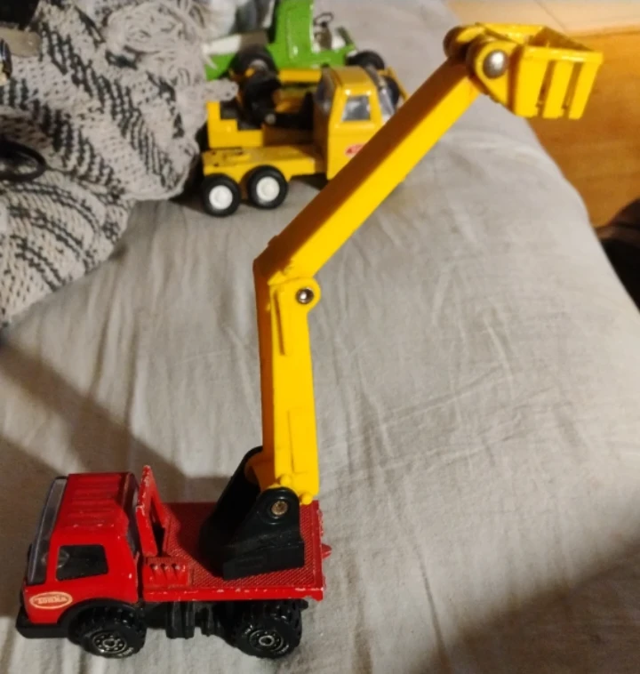 Tonka diecast cherry picker toy truck