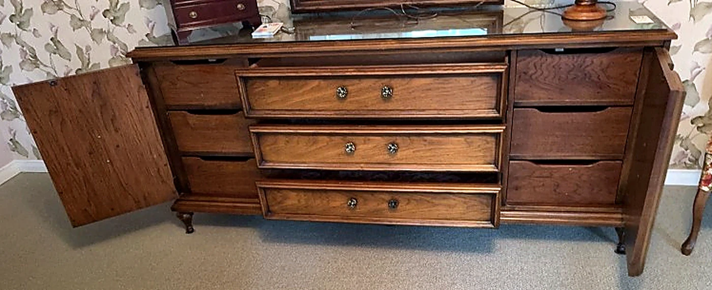 Peppler's Oak Dresser + Mirror | TOMORROW PICKUP ONLY - photo 3