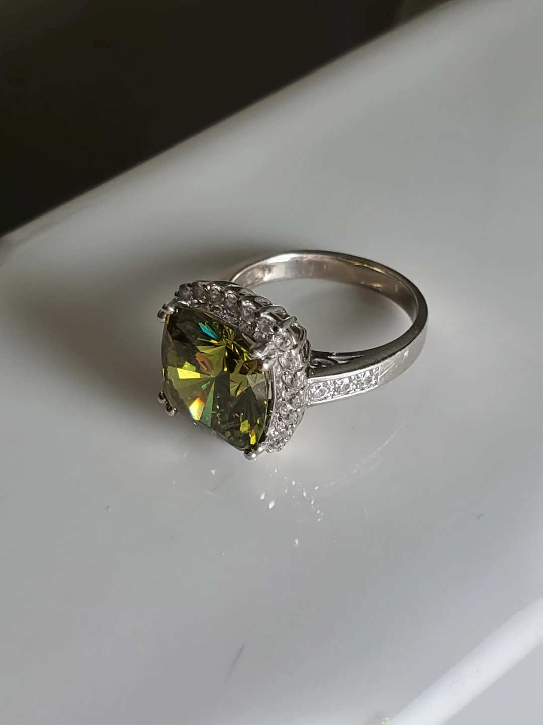 Large cushion cut peridot-style ring size 7 - photo 3