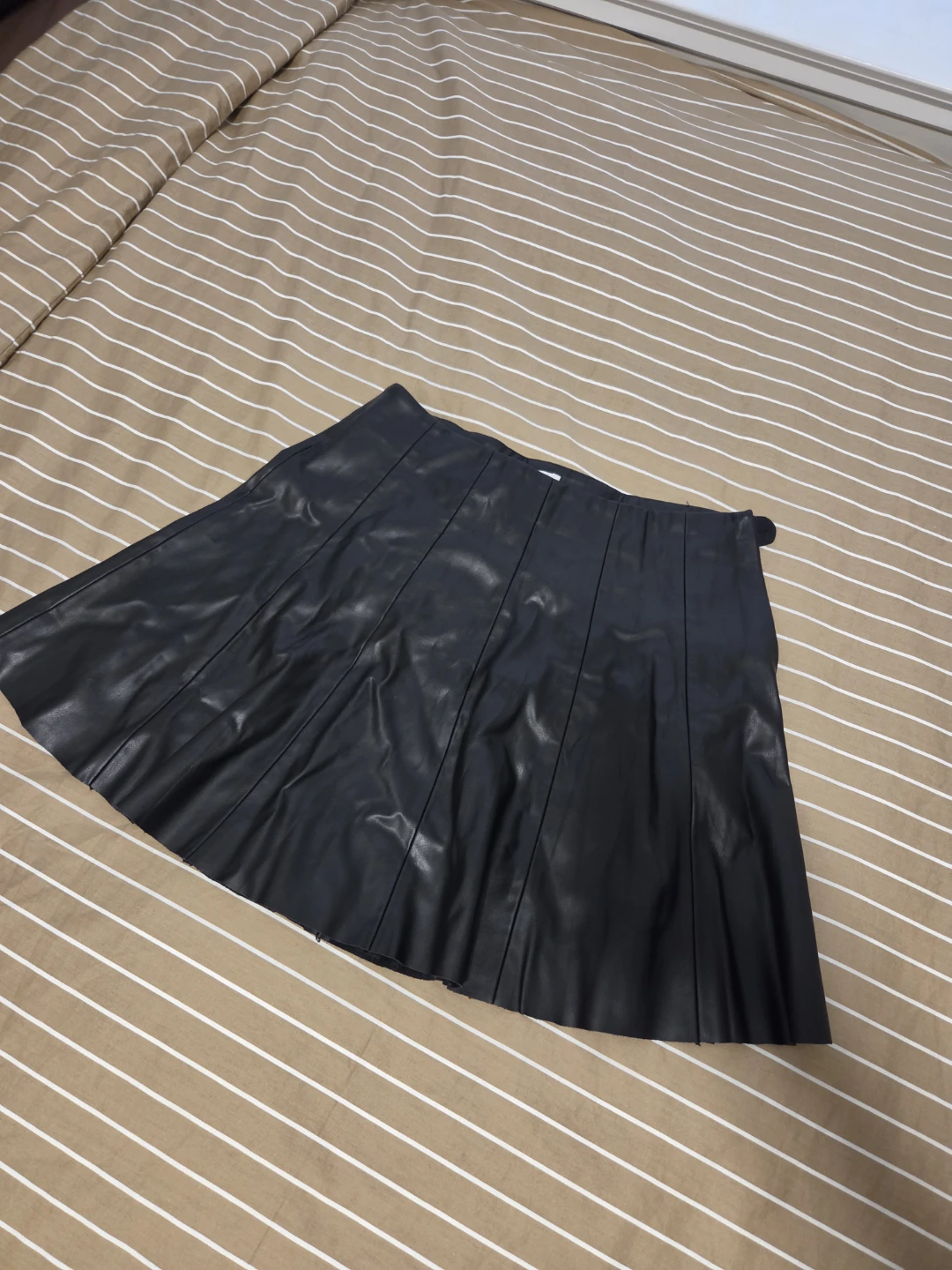 Suzy Shier Faux Leather Skirt - Black - Size Medium