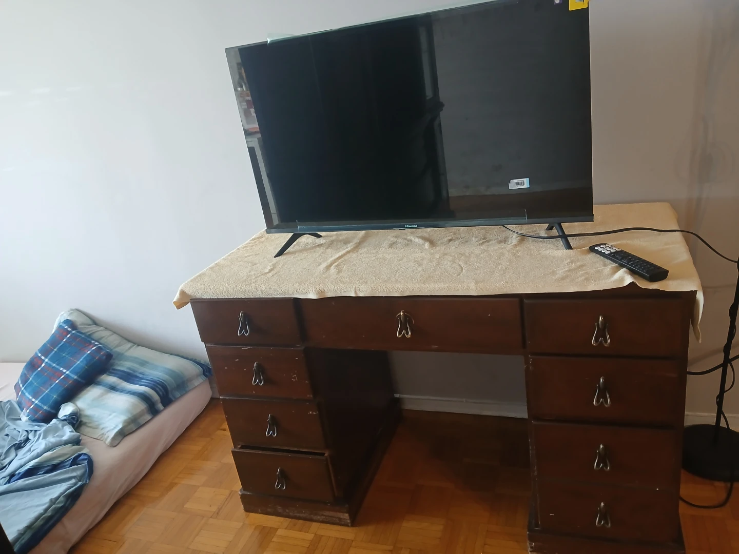Hisense Smart TV including table - photo 2