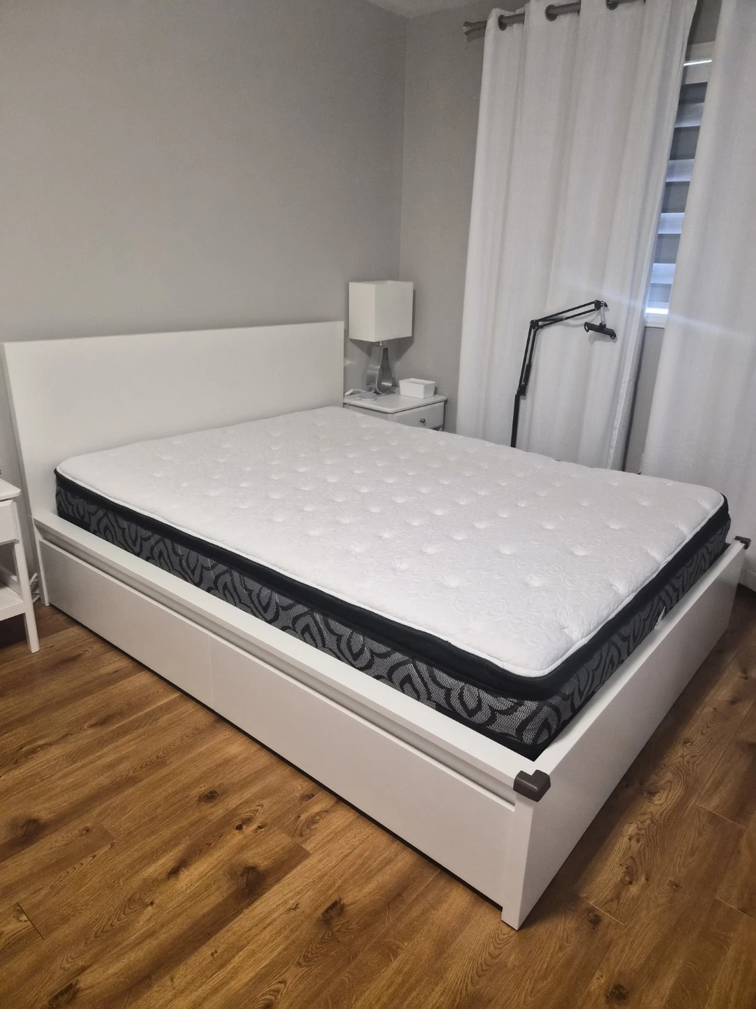 Ikea Malm, White queen Frame with 4 drawer