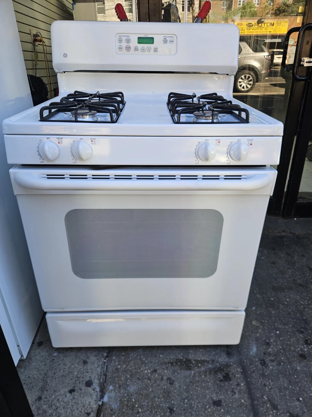 GE White Gas Range - photo 2