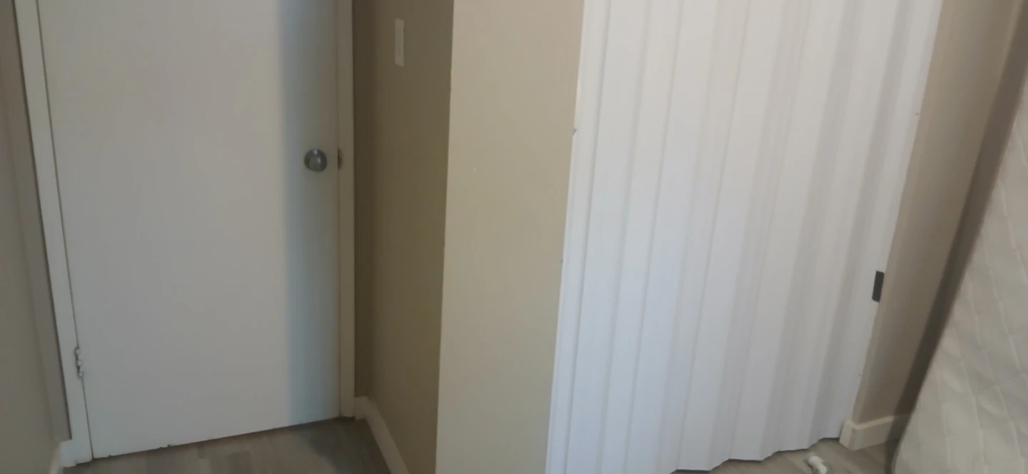 Bright & clean Room for rent- Near Belvedere Transit Centre - photo 3