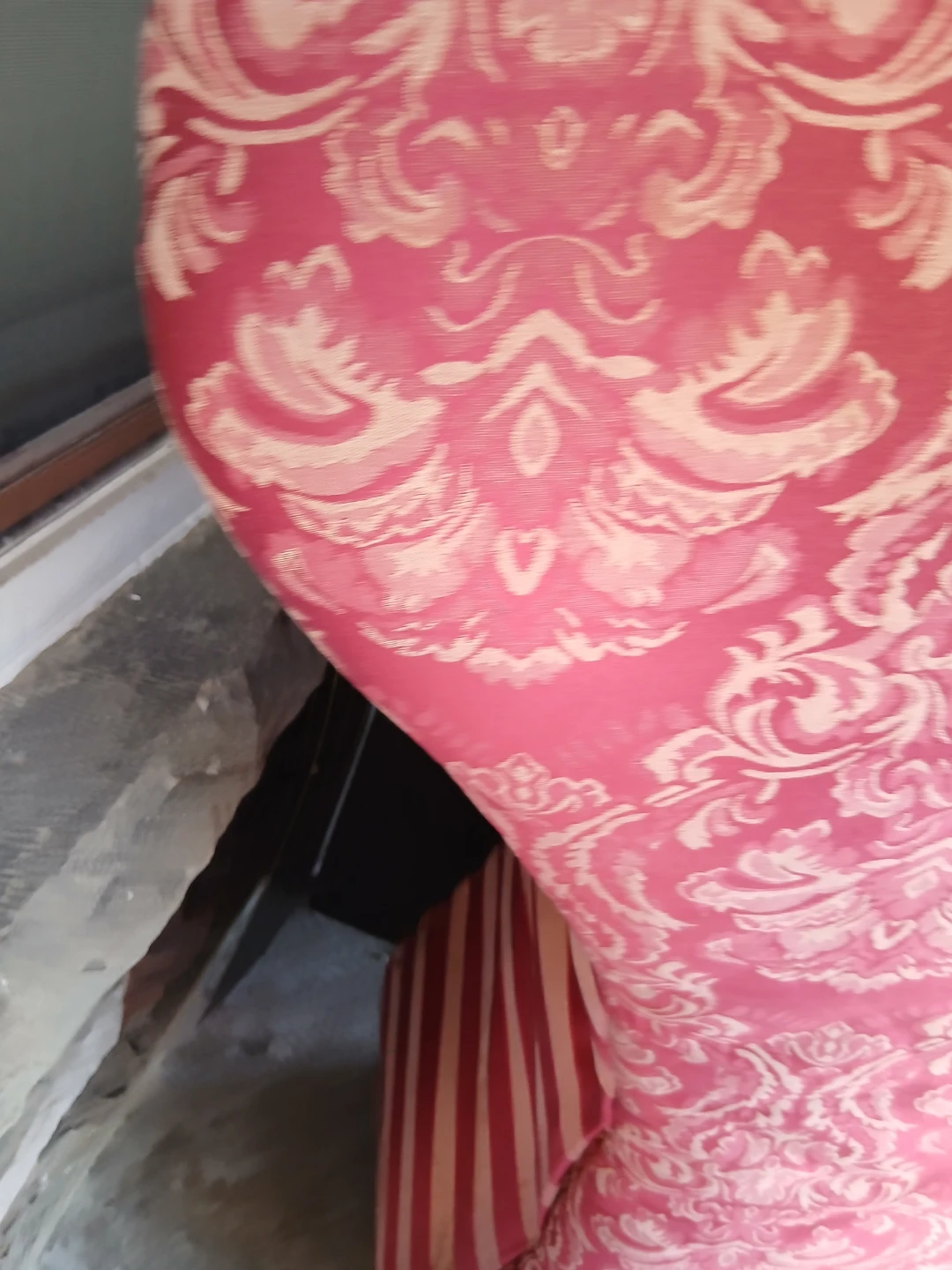 Upholstered curved accent chair - photo 3