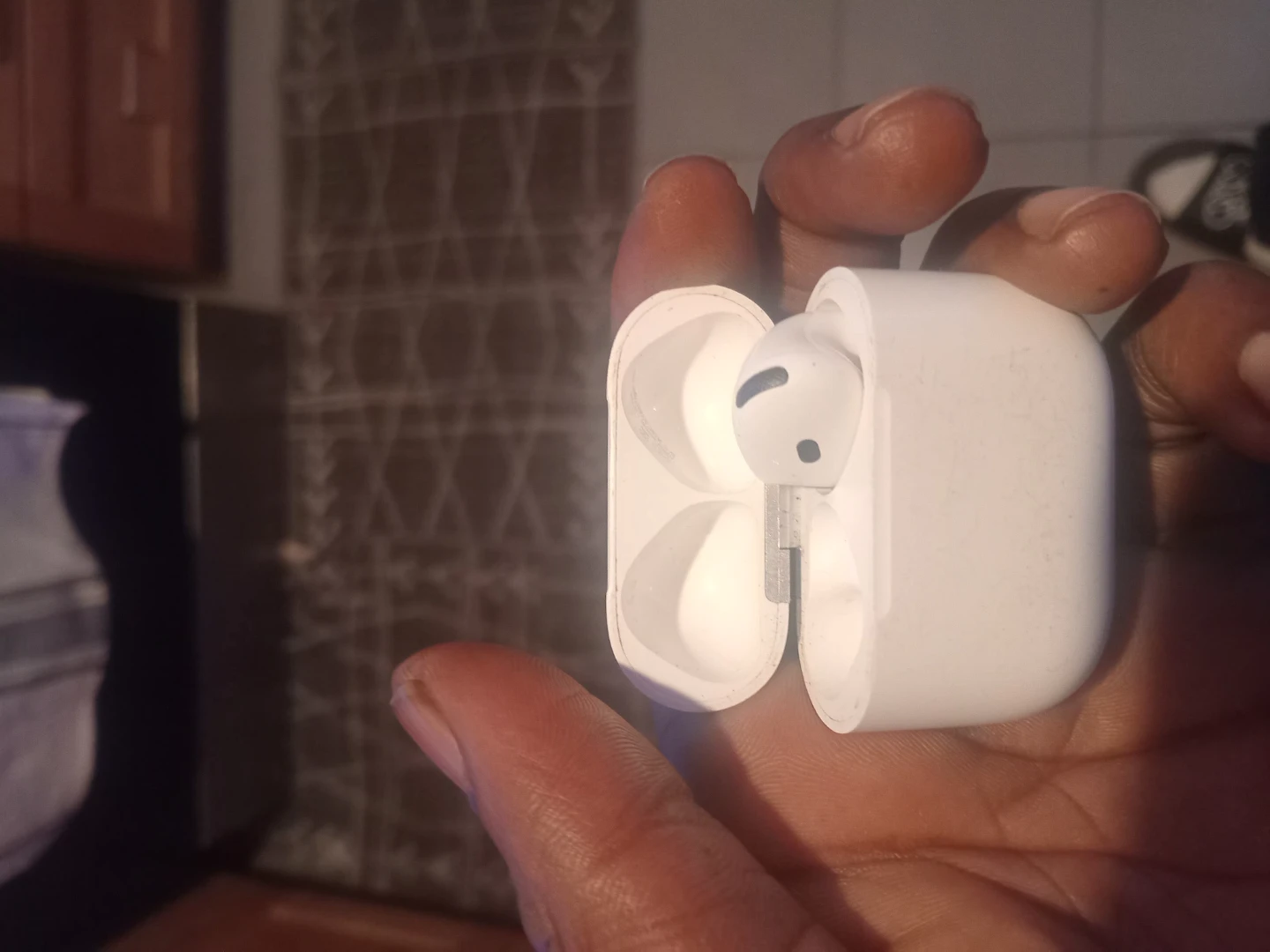Airpods 4 read description