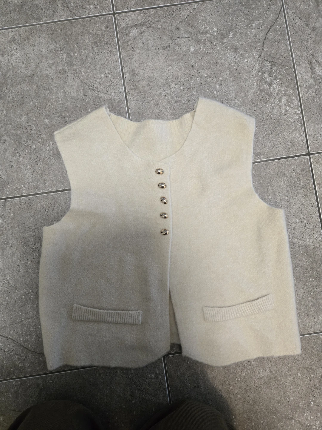 Cream Knit Button-Front Vest-brand new