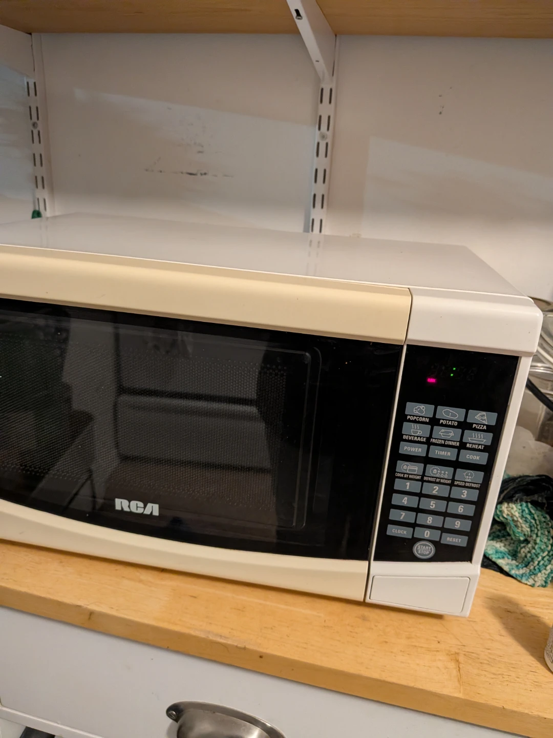 RCA Countertop Microwave - photo 2