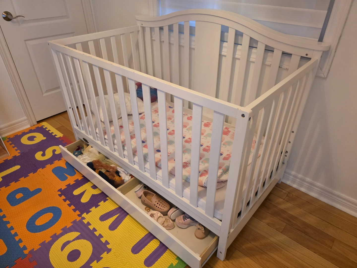 Graco 4 in 1 convertible crib plus mattress and storage - photo 2