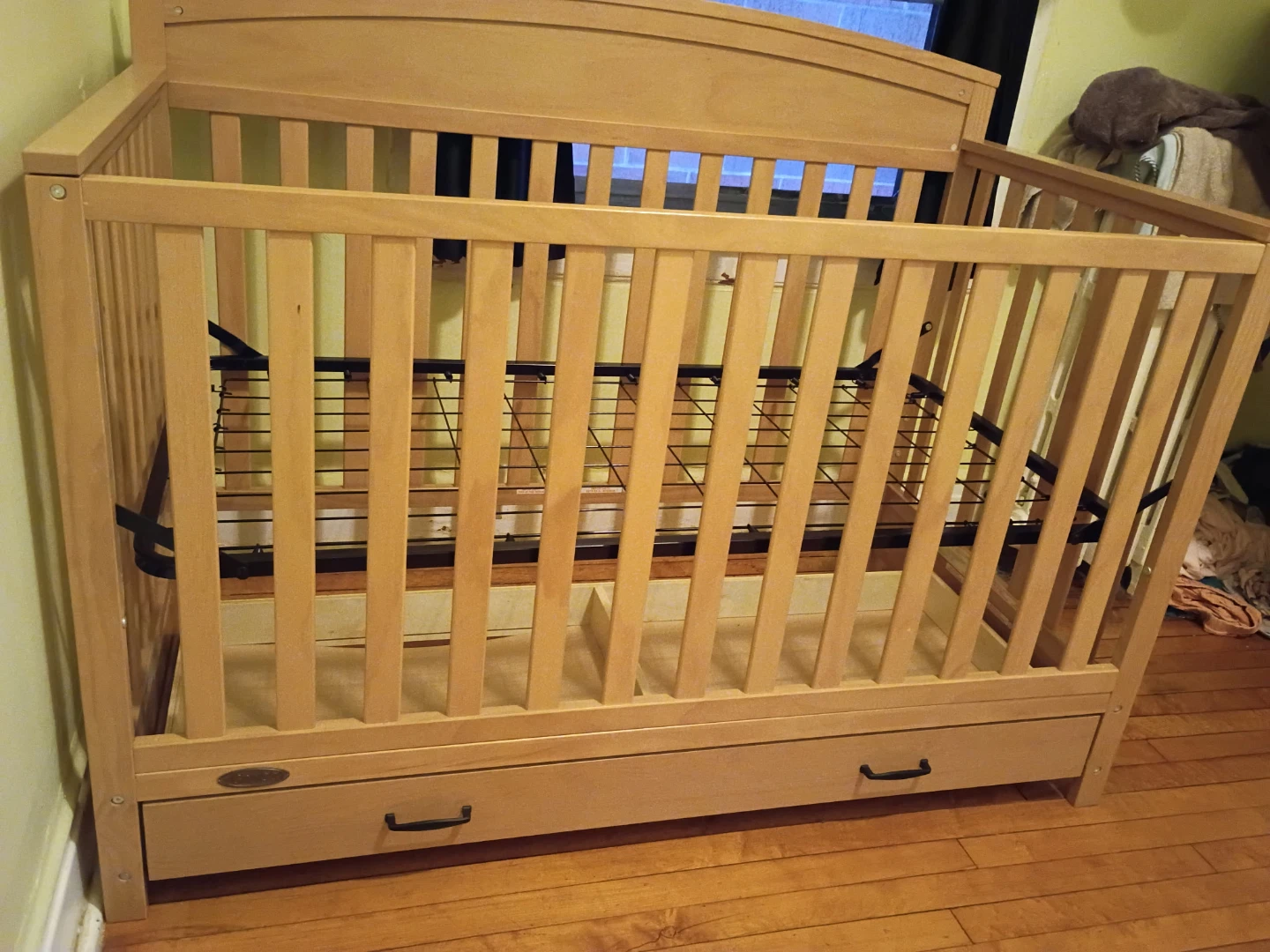 Graco Wooden Baby Crib with Drawer - photo 2