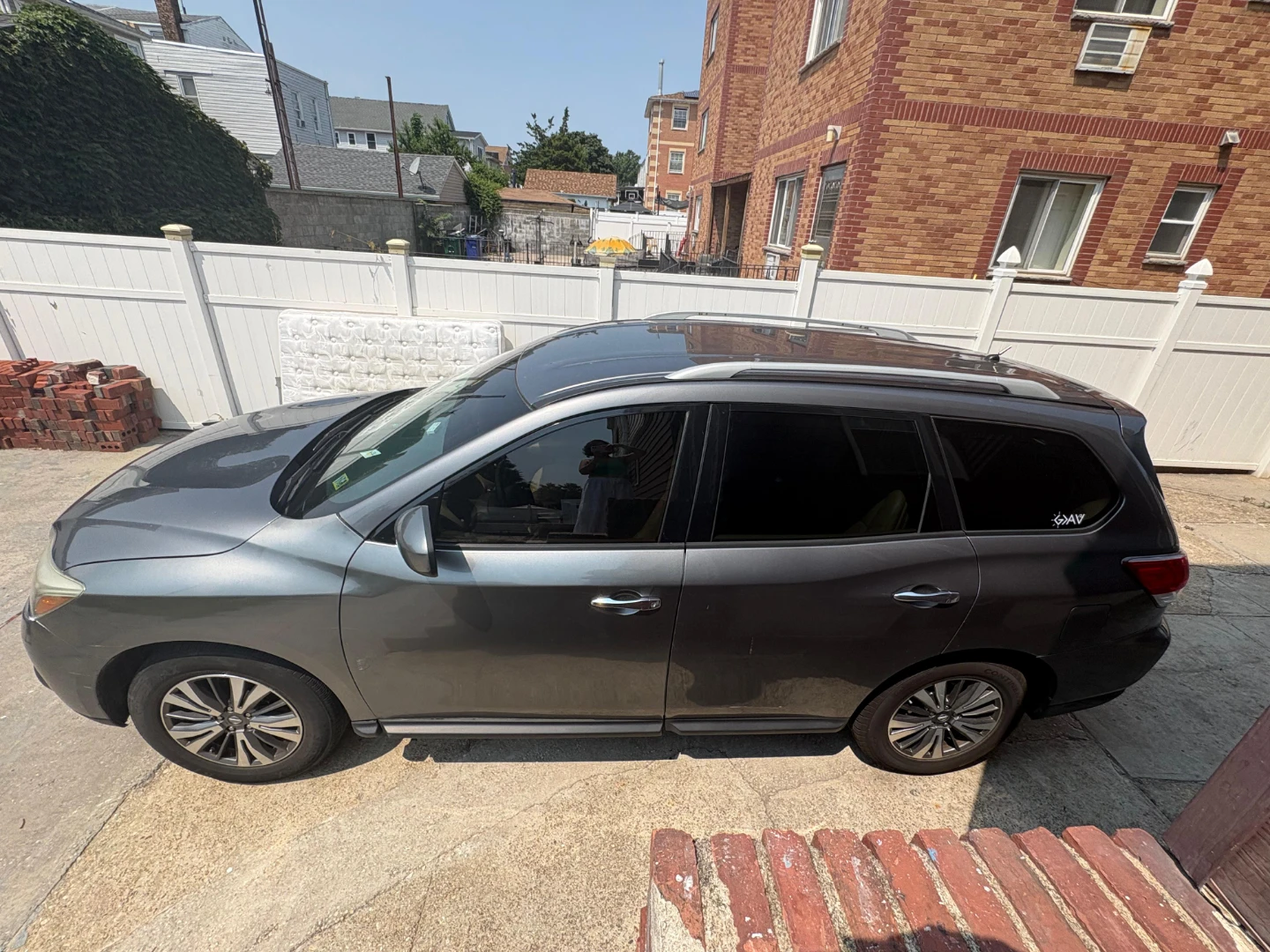 Nissan Pathfinder SUV - photo 2