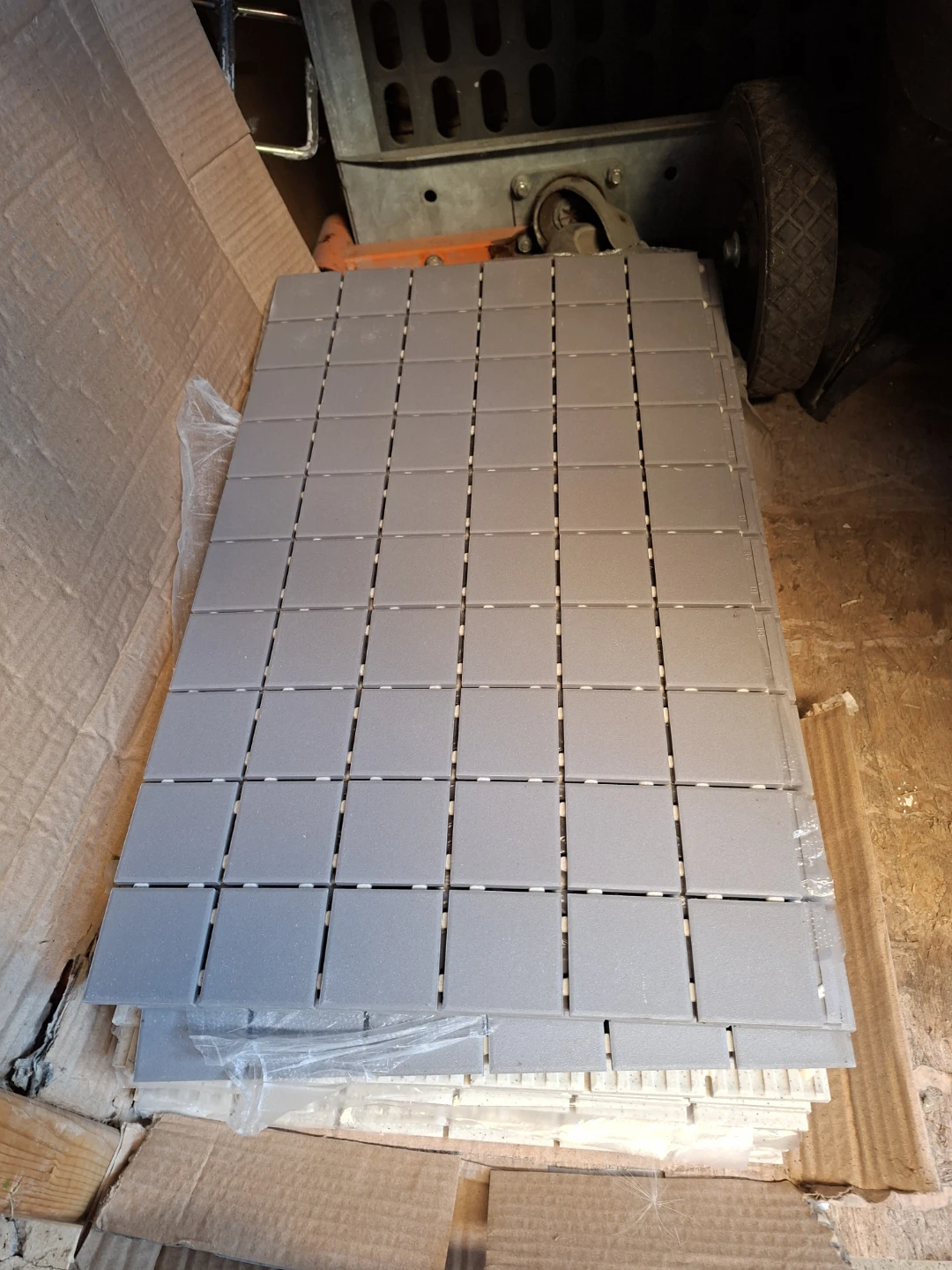 Off-white and grey speckled mosaic wall tiles