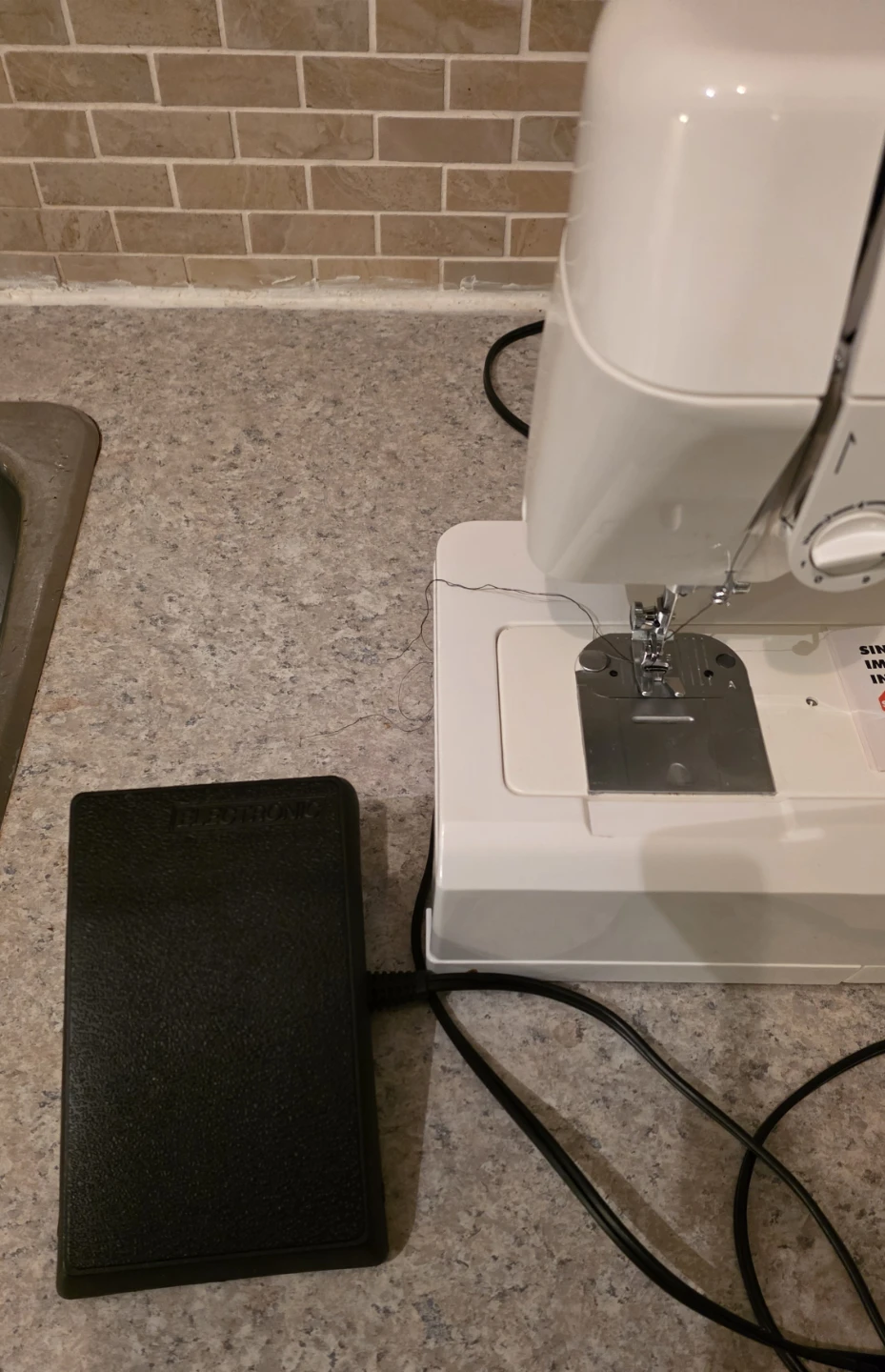 Singer 2517 Sewing Machine - photo 2