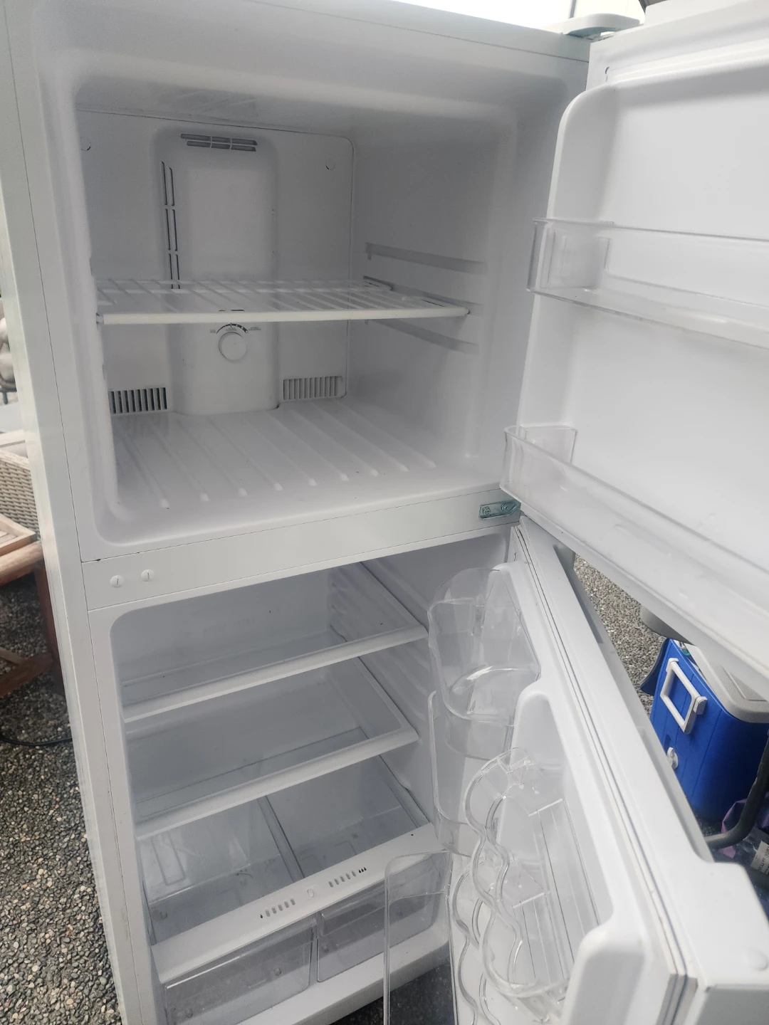 Magic Chef apartment size Fridge - photo 2