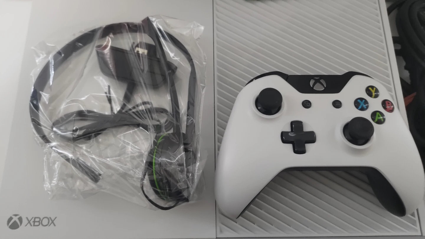 Xbox One white Console Bundle - photo 2