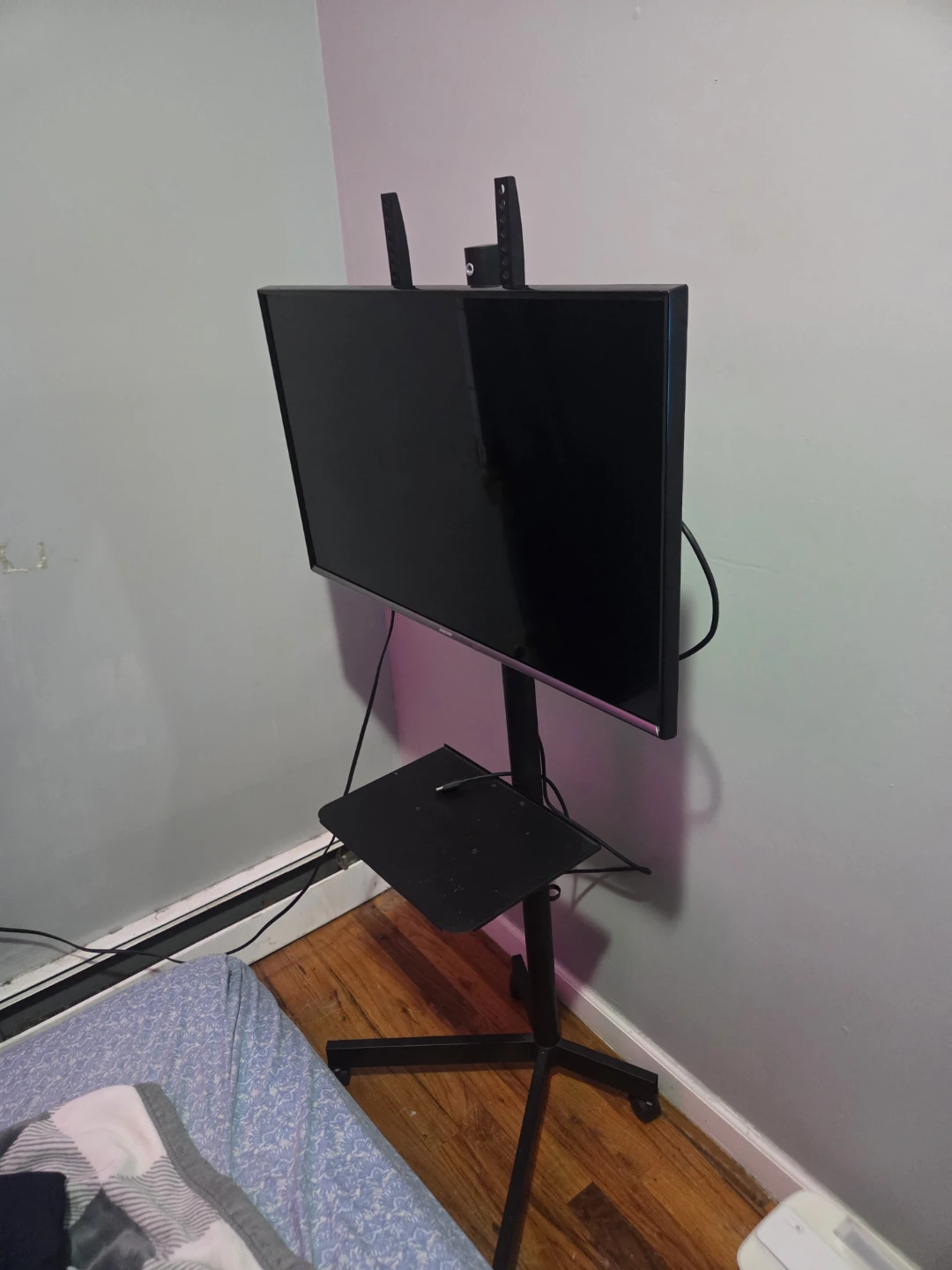 Samsung 32 inch Smart TV with rolling TV Stand