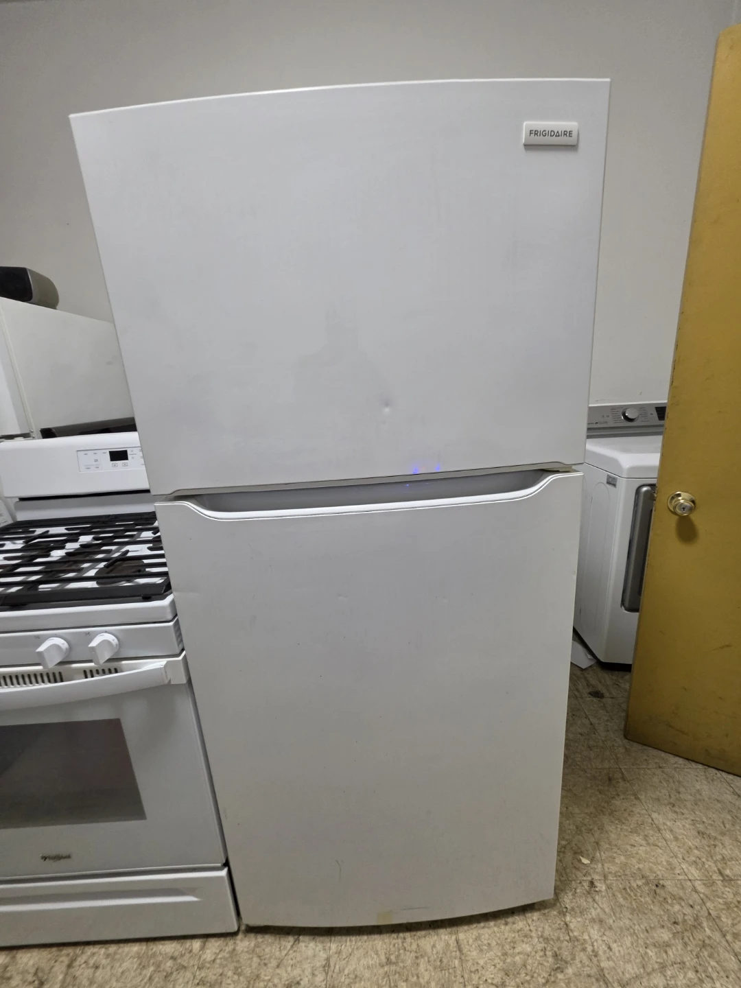 Whirlpool White Gas Range Stove and fridge - photo 5