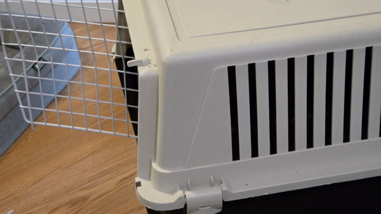 Medium Hard Sided Pet Travel Crate - photo 3