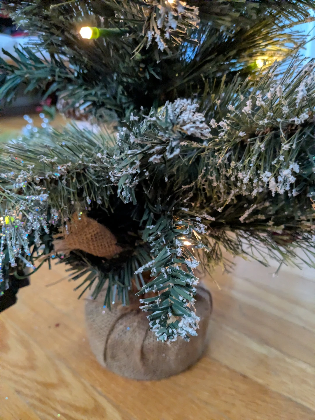 Desktop Pre-lit Flocked Christmas Tree - photo 3