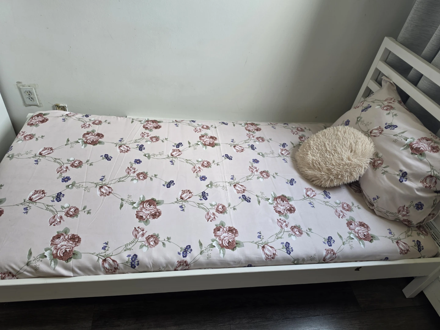 Twin Size Floral Bed Frame and Bedding Set - photo 2