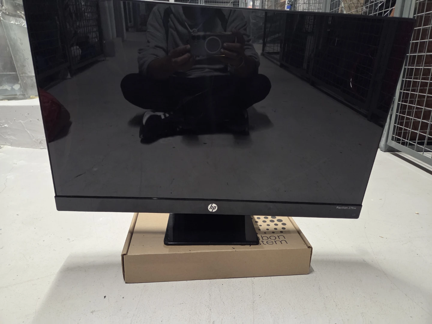 HP Pavilion 27bw 27-inch monitor - photo 2