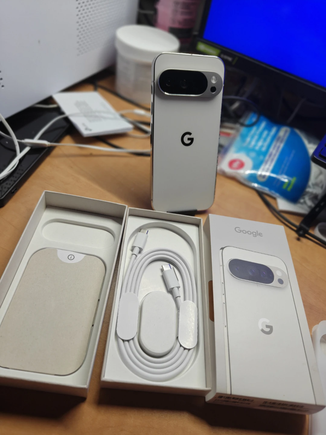 Google Pixel 10 Pro 256GB White - photo 3