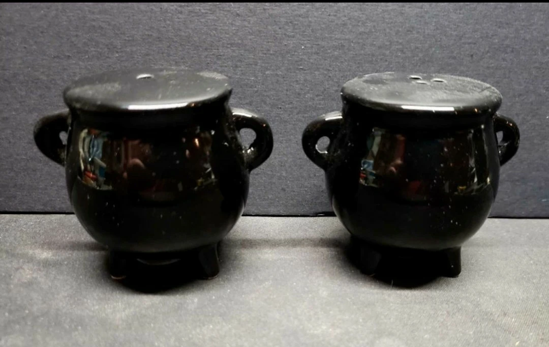 Salt & Pepper Shakers. Witch Cauldron