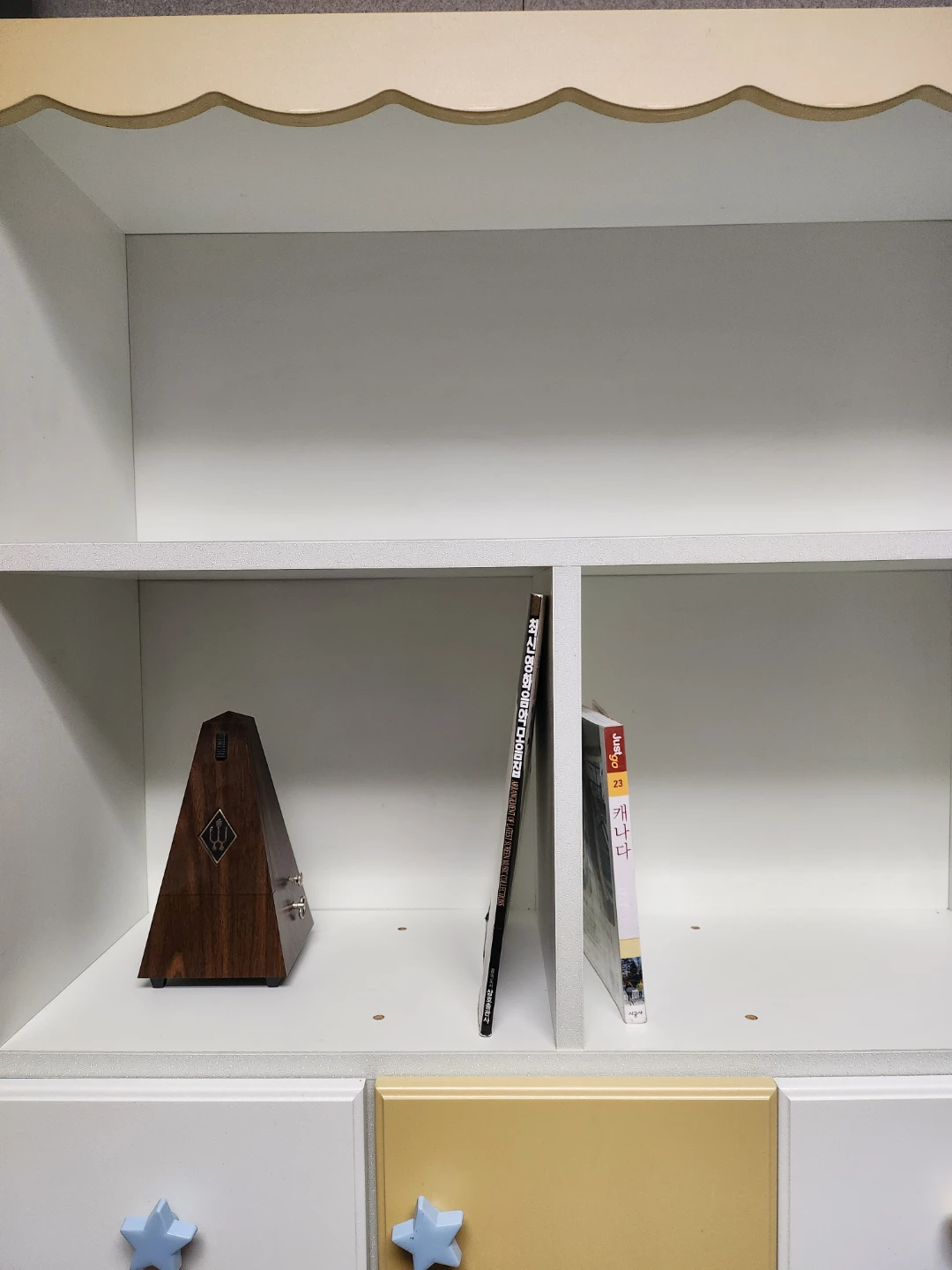 Sturdy and cute kids' bookshelf - photo 2