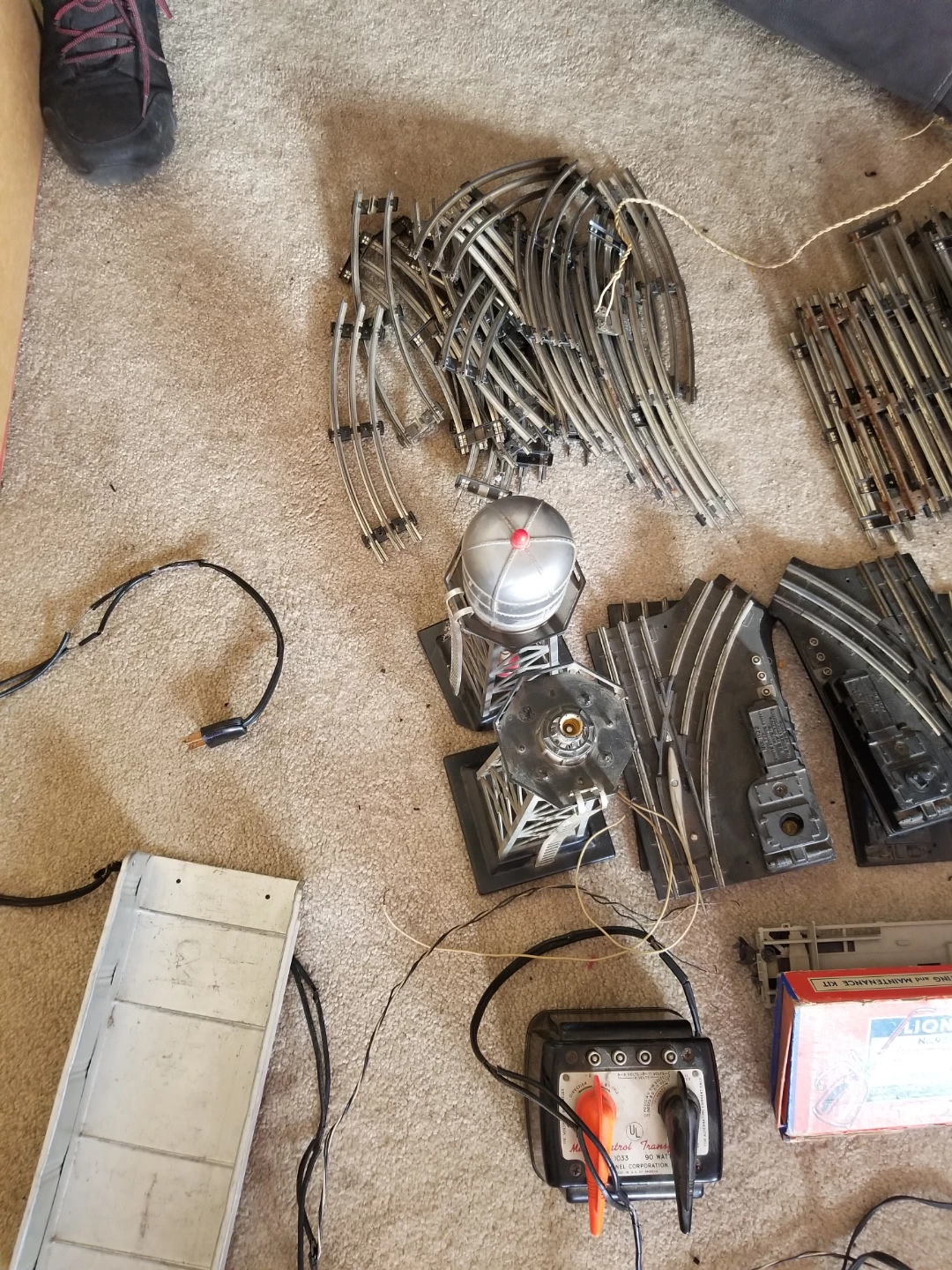 Vintage Lionel Model Train Track and Accessory Set - photo 3