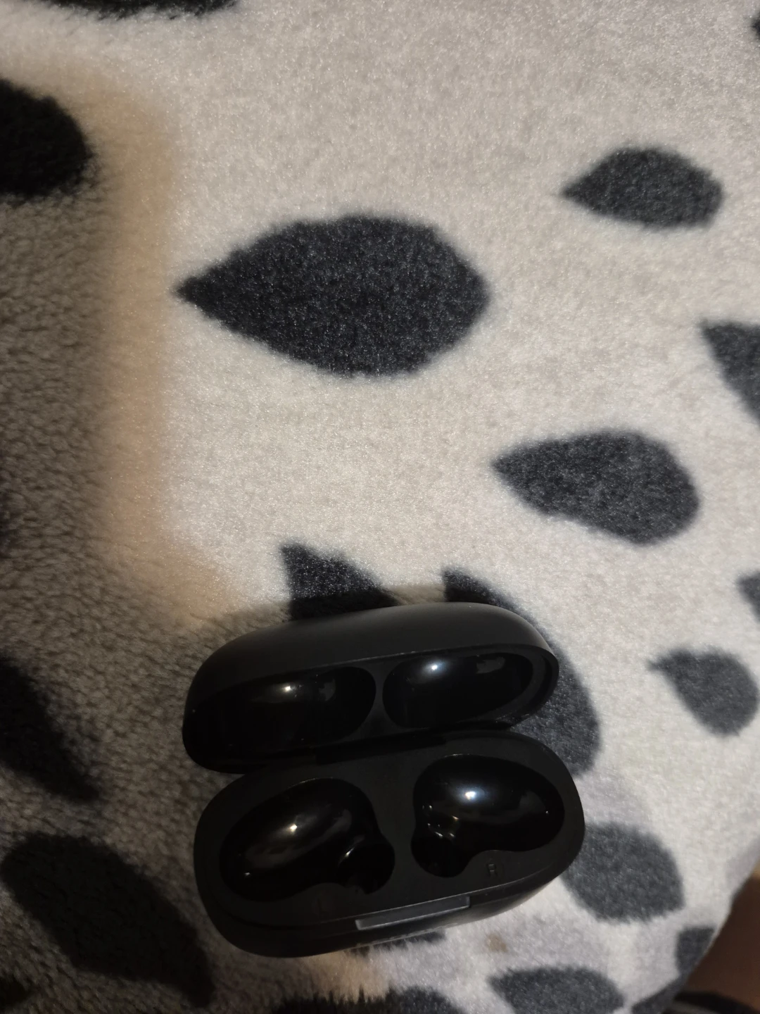 Lenovo wireless earbuds with charging case - photo 3