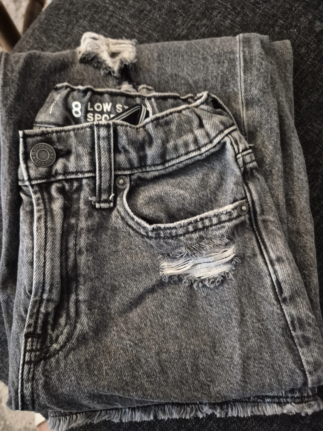 Light wash jeans with distressed details - photo 4