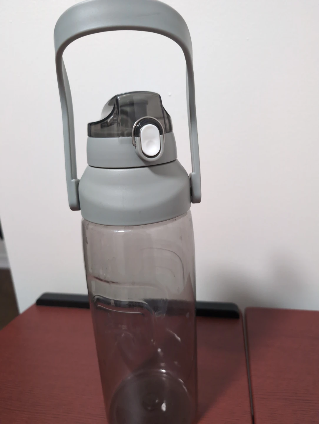 Grey plastic water bottle with carry handle - photo 2