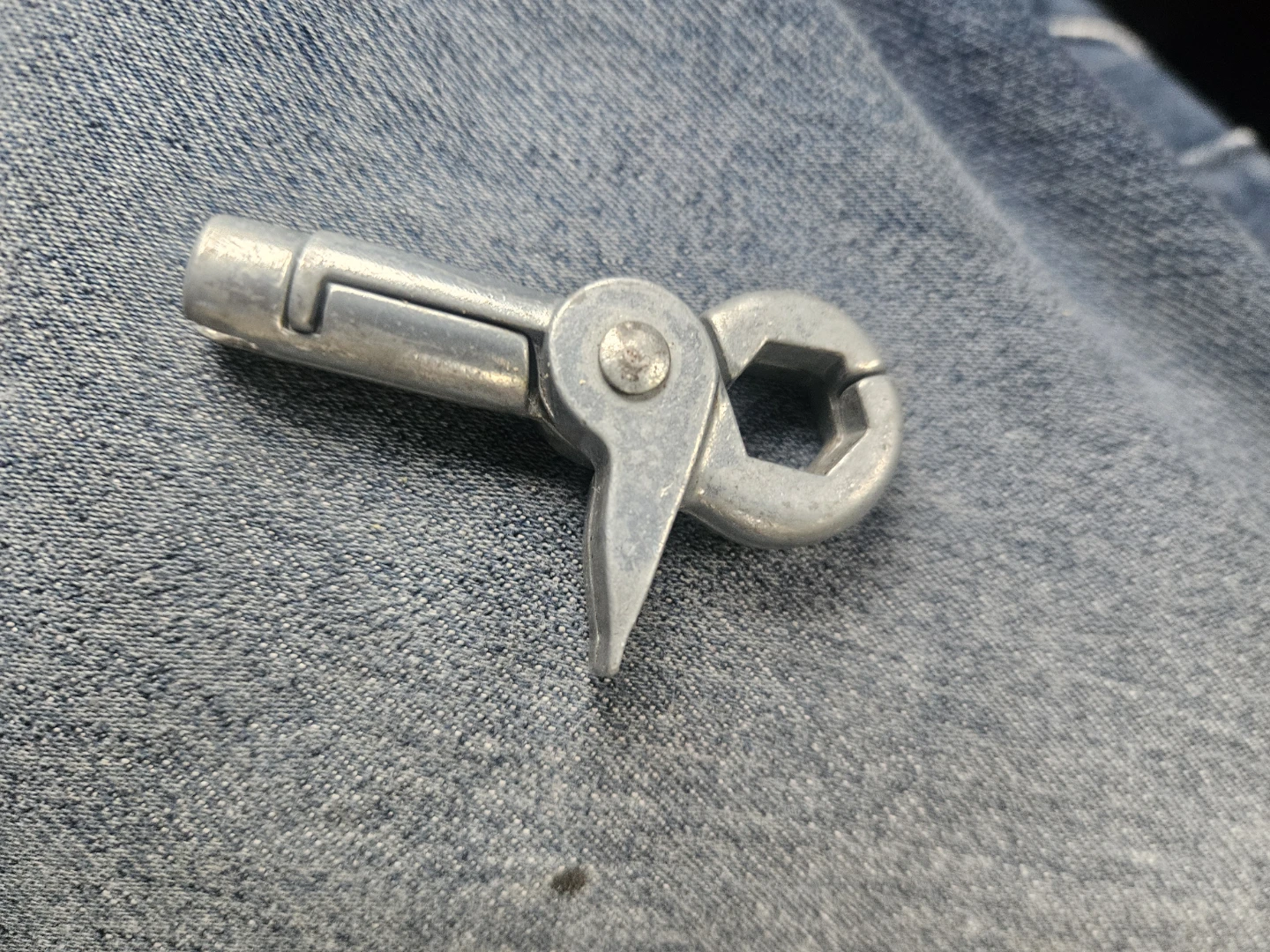 Metal tensioner tool