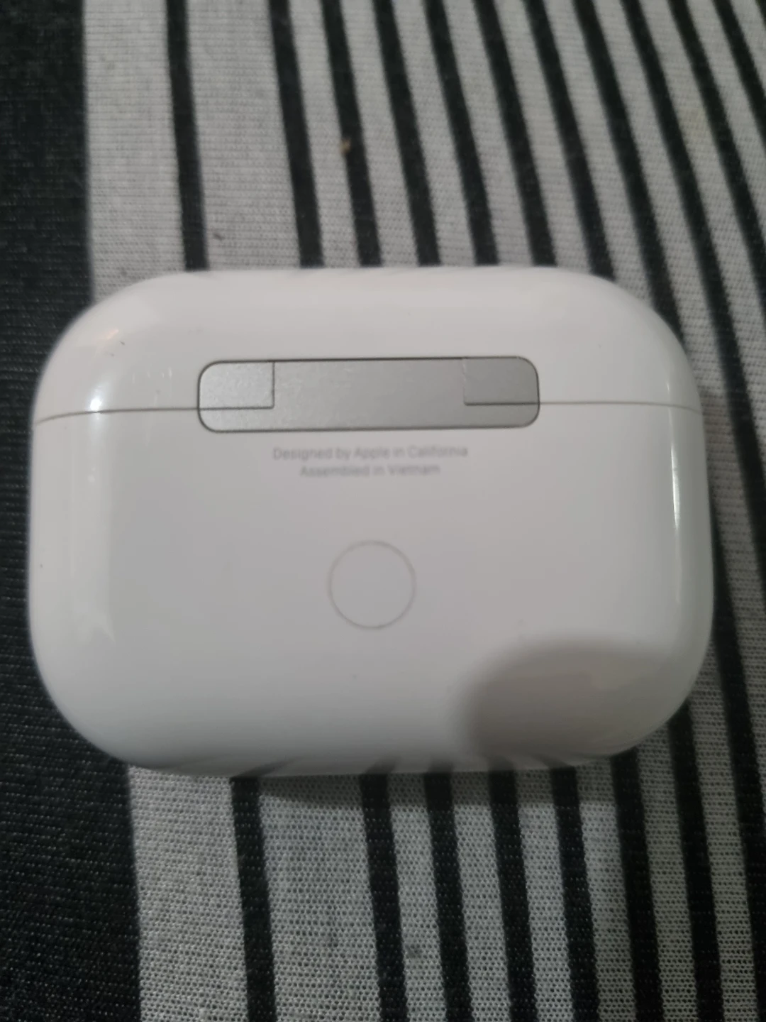 Apple AirPods Pro Charging Case - photo 2