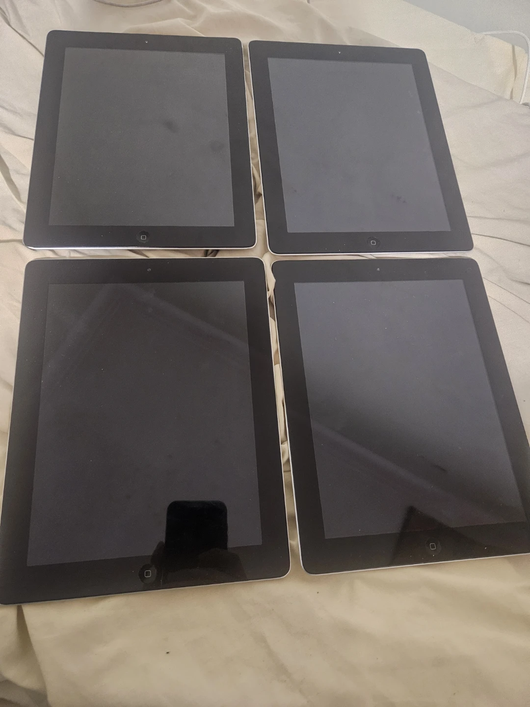 Four Apple iPads - photo 2